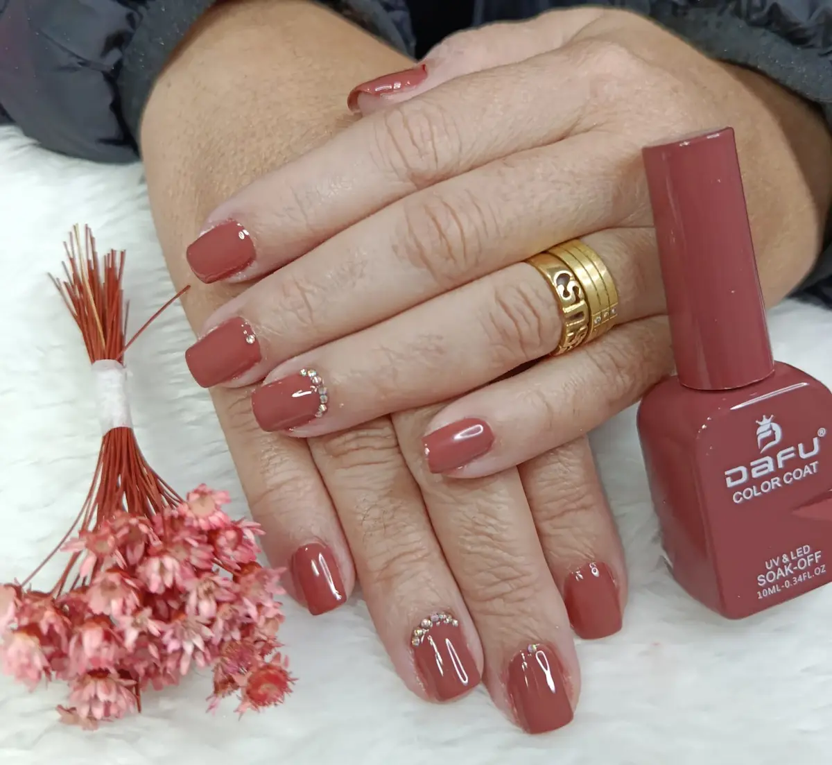 Manicure Esmaltação Studio Menegueti no IBI-ON